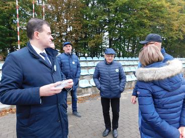 W Lututowie ustanowili rekord w najdłuższej linii z monet - do nietypowej akcji charytatywnej zaprosił Rejonowy Bank Spółdzielczy